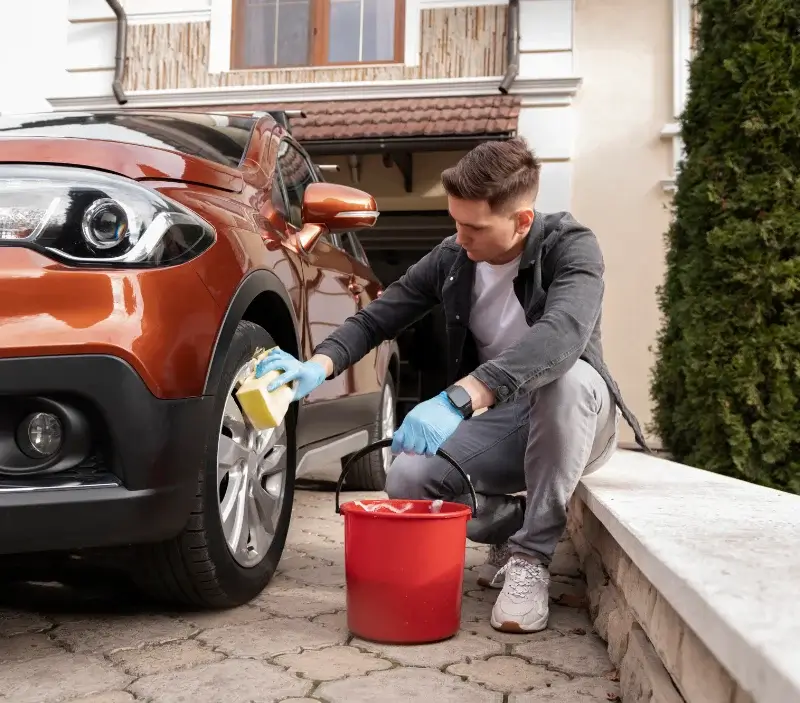 Lavage auto à domicile Saint-Césaire : professionnel intervenant sur un véhicule